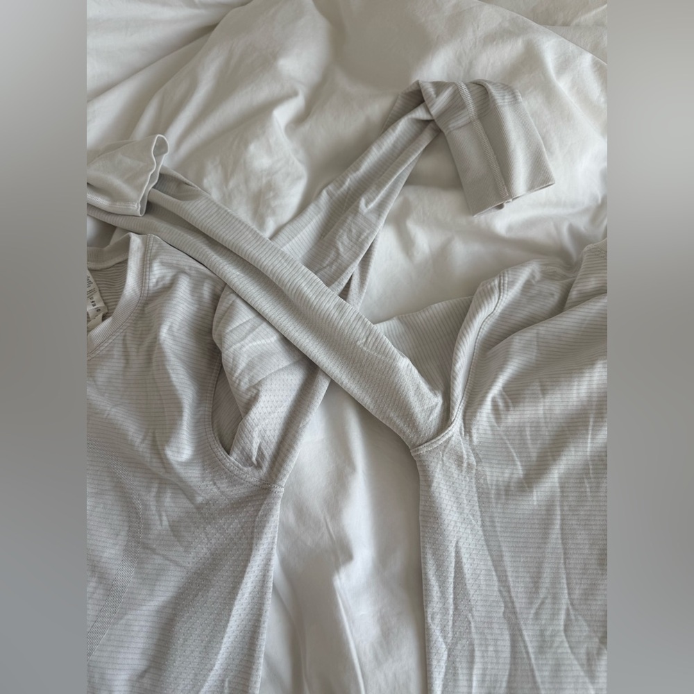 TWO 2️⃣ Lululemon Swiftly Relaxed Long-Sleeve Shirts
Hip Length - Picture 10 of 10